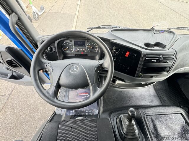 Camión con carrocería de caja, plataforma elevadora, 6 plazas, apto para mudanzas Mercedes-Benz Atego 816L L-Haus 6-Sitze Möbelkoffer LB