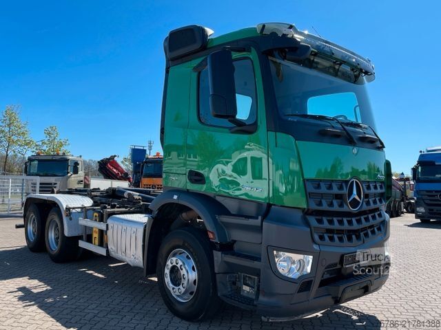 شاحنة قلّابة بذراع تحميل متحرك MERCEDES-BENZ Arocs 2642 BB/ 6x4/ Hyva Abroller/ Öl Anschluss