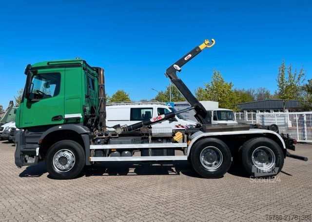 شاحنة قلّابة بذراع تحميل متحرك MERCEDES-BENZ Arocs 2642 BB/ 6x4/ Hyva Abroller/ Öl Anschluss