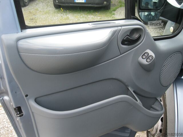 Kuorma-auto kiinteällä lavalla Ford Transit 350