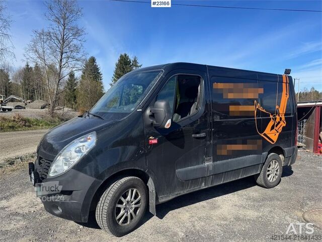 Kombi z wysokim dachem Renault Master van with two sets of tires.