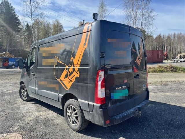 Kombi z wysokim dachem Renault Master van with two sets of tires.