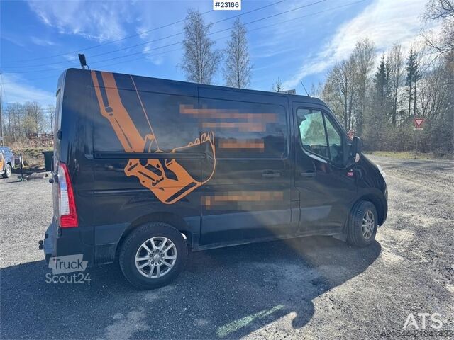 Kombi z wysokim dachem Renault Master van with two sets of tires.