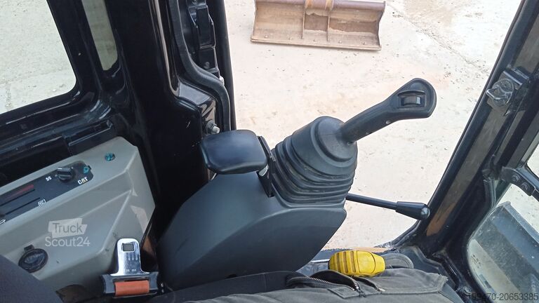 حفار صغير <7 طن Caterpillar 303.5E2 CR with 3 buckets