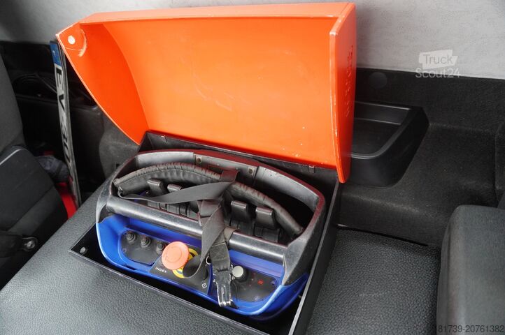 Vinçli platform Mercedes-Benz Arocs 2633 flatbed truck / Crane FASSI