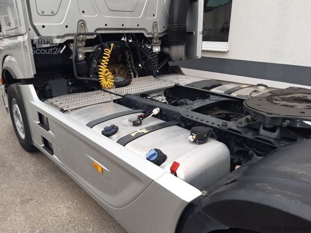 Standardní tahač MERCEDES-BENZ Actros 1851LS MP5 Gigaspace Retarder ADA Xenon