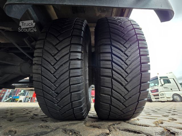 Dodávka s plachtovou bočnicou IVECO Daily 70C18 Hi-Matic / Ladebordwand / 3 Sitzen