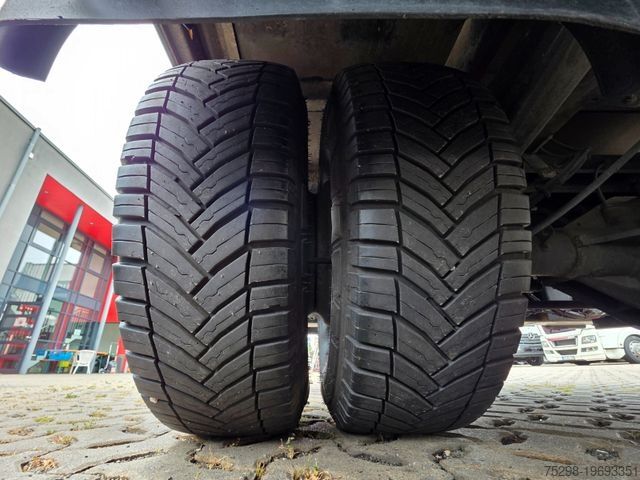 Dodávka s plachtovou bočnicou IVECO Daily 70C18 Hi-Matic / Ladebordwand / 3 Sitzen