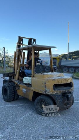 Terenski viličar TOYOTA GELÄNDESTAPLER