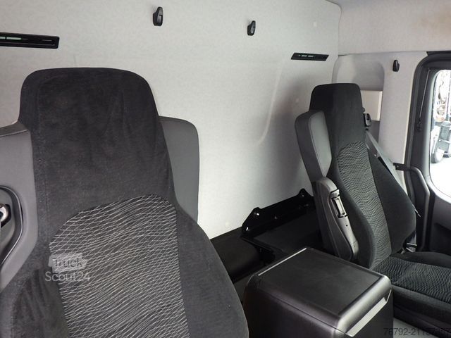 Skriňové nákladné vozidlo MERCEDES-BENZ 1827 L Actros Koffer 7,3m/LBW/Seitentür/AHK/Klim