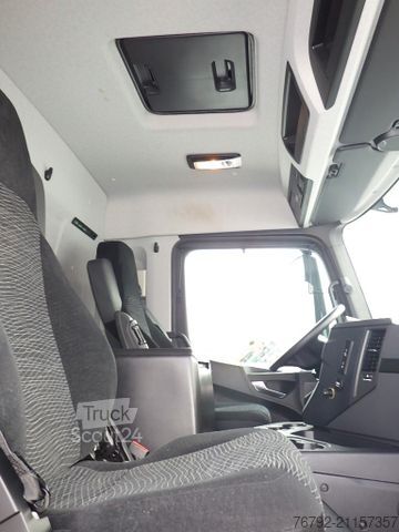 Skriňové nákladné vozidlo MERCEDES-BENZ 1827 L Actros Koffer 7,3m/LBW/Seitentür/AHK/Klim