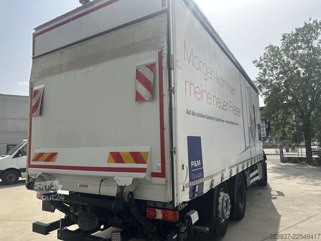 Nákladné auto s plochou korbou a plachtou Mercedes-Benz ANTOS