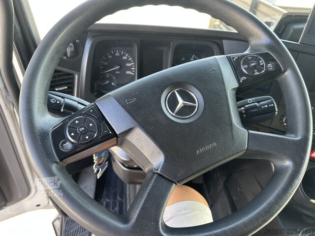 Nákladné auto s plochou korbou a plachtou Mercedes-Benz ANTOS