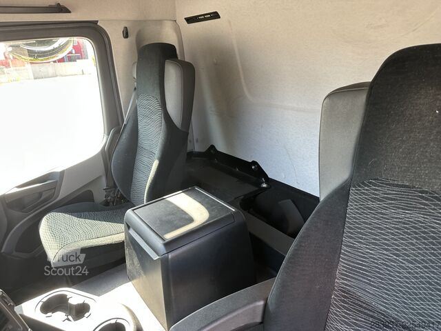 Nákladné auto s plochou korbou a plachtou Mercedes-Benz ANTOS