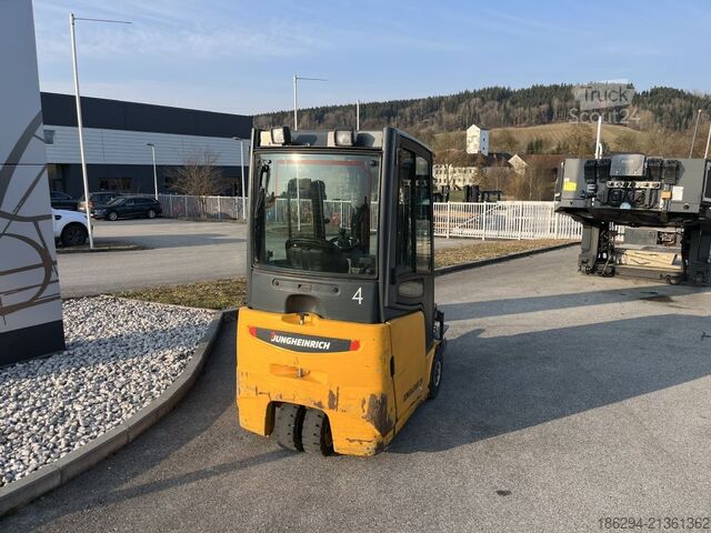 Empilhadeira frontal Jungheinrich EFG213
