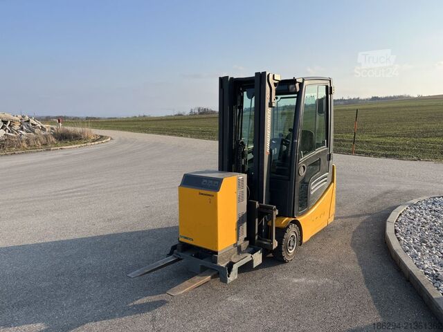 Empilhadeira frontal Jungheinrich EFG213