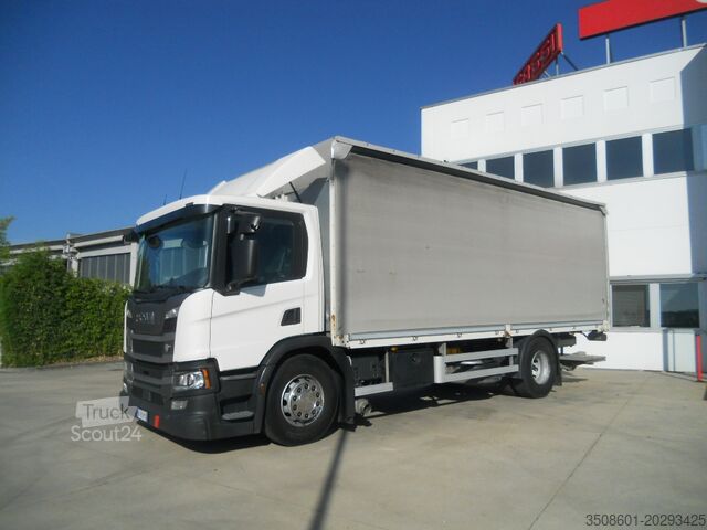 Kasa ve geri çekilebilir arka platformlu kamyon SCANIA P320