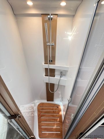 Ημιενσωματωμένο αυτοκινούμενο τροχόσπιτο BÜRSTNER Lyseo TD 732