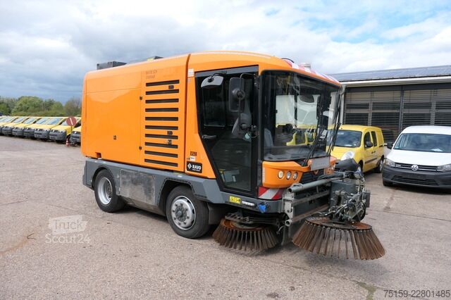 Speciallastbil ravo 540 KLIMA KEHRMASCHINE  EURO-6 SFZ STRAßENREINIGER Rechtslenker