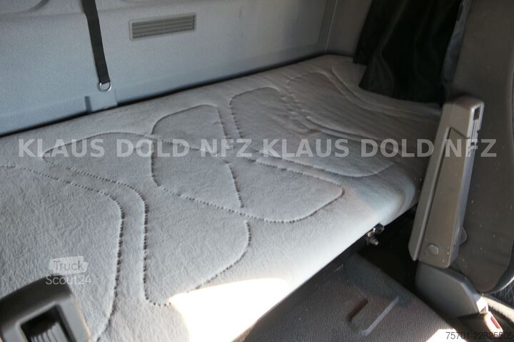 Autonosič MERCEDES-BENZ Atego 1327 geschloss. Autotransp. Euro 6