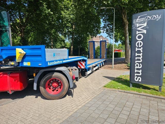 Polpriklopnik z nizko nakladalno ploščadjo KÄSSBOHRER LB3E Semie Tieflader Mit Rampen