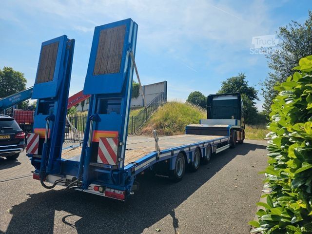 Polpriklopnik z nizko nakladalno ploščadjo KÄSSBOHRER LB3E Semie Tieflader Mit Rampen