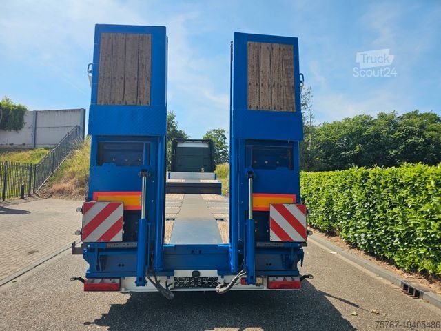 Polpriklopnik z nizko nakladalno ploščadjo KÄSSBOHRER LB3E Semie Tieflader Mit Rampen