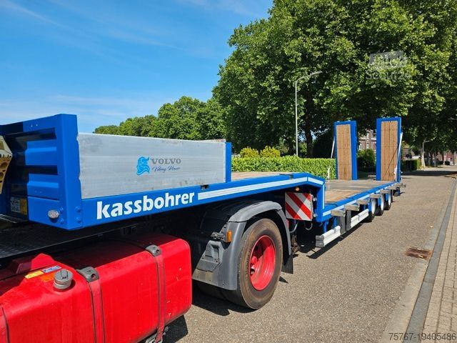 Polpriklopnik z nizko nakladalno ploščadjo KÄSSBOHRER LB3E Semie Tieflader Mit Rampen