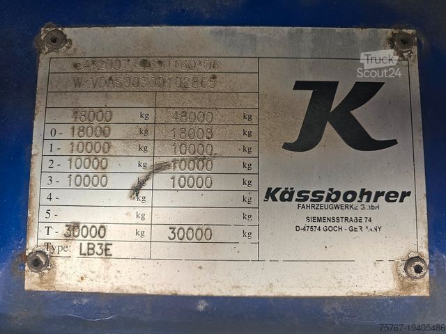 Polpriklopnik z nizko nakladalno ploščadjo KÄSSBOHRER LB3E Semie Tieflader Mit Rampen