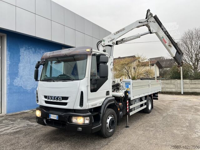 Camion plateau avec grue Iveco Eurocargo 150e22