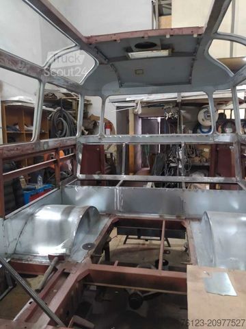 Minibus MERCEDES-BENZ Vorgänger Sprinter O 319 Samba mit Faltdach AC