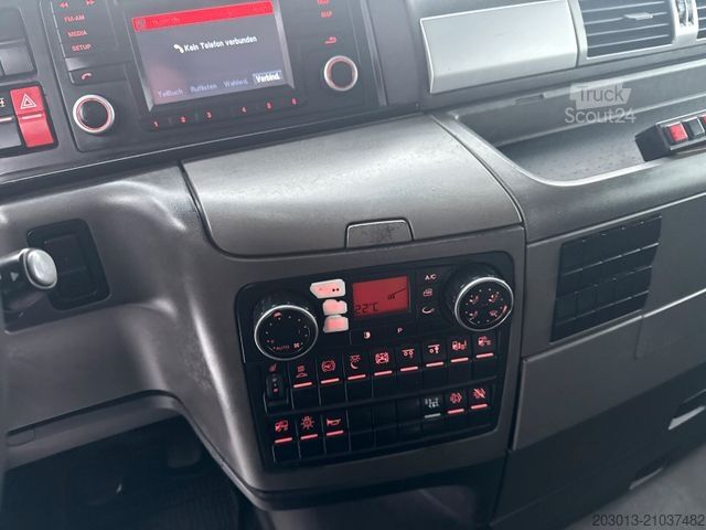 Haakarm vrachtwagen MAN TGX 26.440 Abrollkipper HYVA 20.60.S