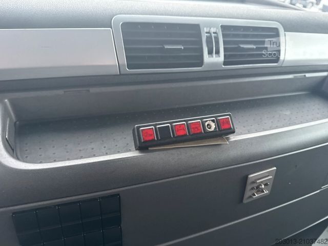 Haakarm vrachtwagen MAN TGX 26.440 Abrollkipper HYVA 20.60.S