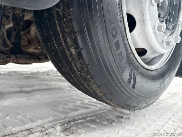 Hakowiec MAN TGX 26.440 Abrollkipper HYVA 20.60.S