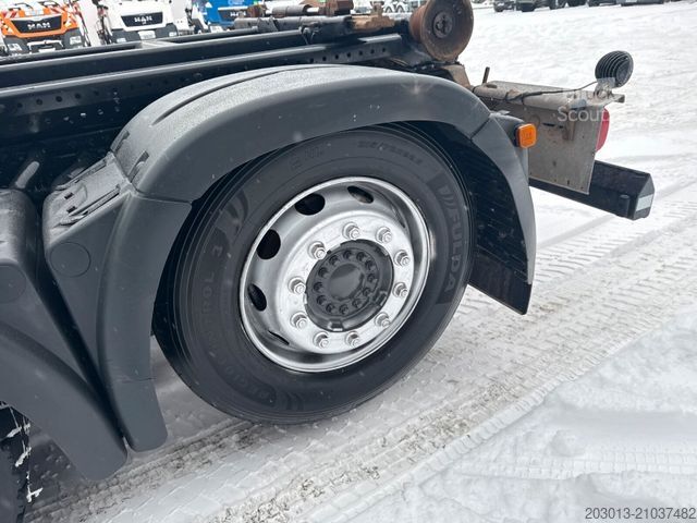 Hakowiec MAN TGX 26.440 Abrollkipper HYVA 20.60.S