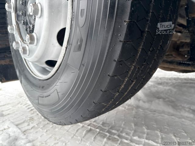 Hakowiec MAN TGX 26.440 Abrollkipper HYVA 20.60.S