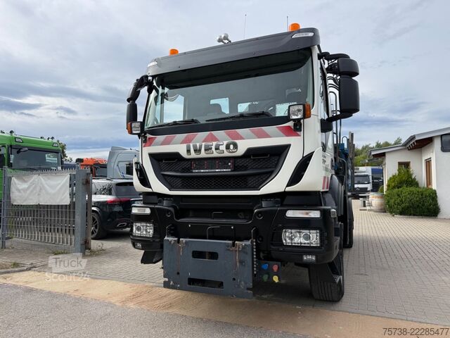 Üç taraflı damperli kamyon IVECO Trakker 330 4x4 Meiller Kipper+Hiab 088B-2 Funk
