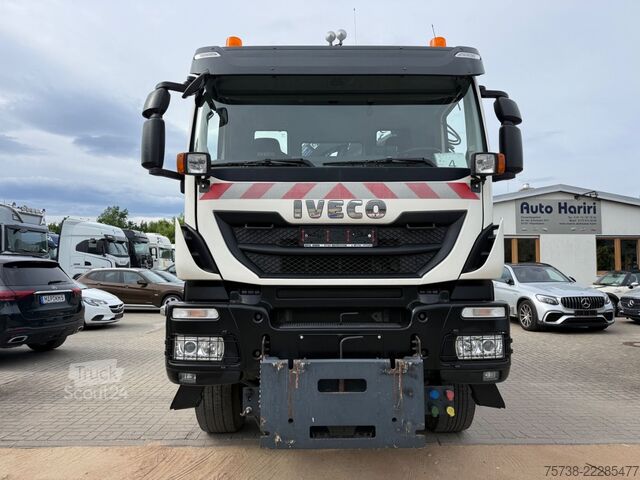 Üç taraflı damperli kamyon IVECO Trakker 330 4x4 Meiller Kipper+Hiab 088B-2 Funk