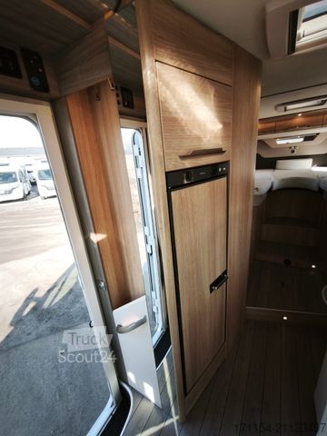 Polointegrovaný karavan KNAUS Sky-Ti 700 MEG Hydrauliche Hubstützen, Einzellb