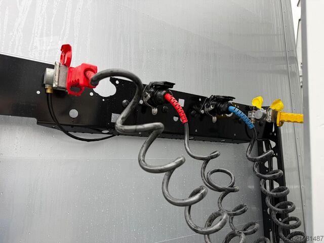 Komerciālais transportlīdzeklis Kögel 3 Achs Standard Curtainsider Lift SAF LasiZert.