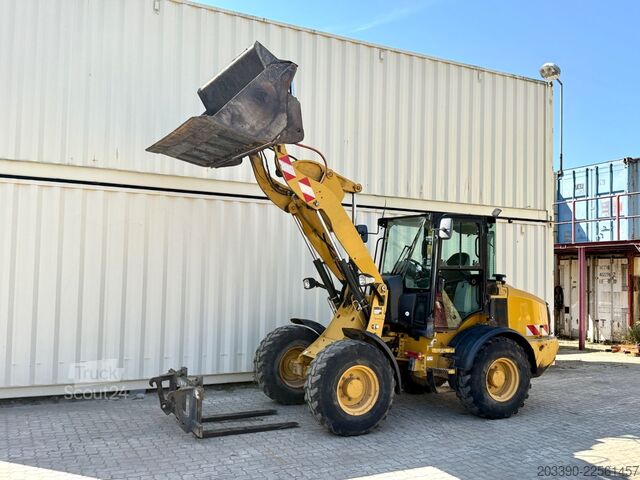 Pyöräkuormaaja CATERPILLAR 908M / 2015 BJ / 7.656 H / Schaufel + Gabel