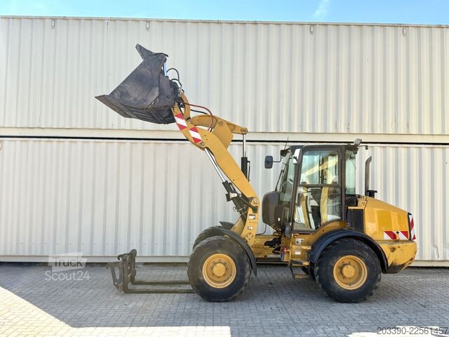 Pyöräkuormaaja CATERPILLAR 908M / 2015 BJ / 7.656 H / Schaufel + Gabel
