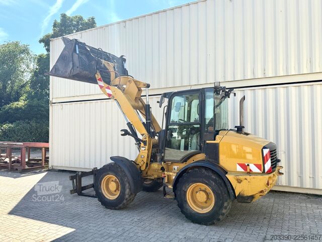 Pyöräkuormaaja CATERPILLAR 908M / 2015 BJ / 7.656 H / Schaufel + Gabel
