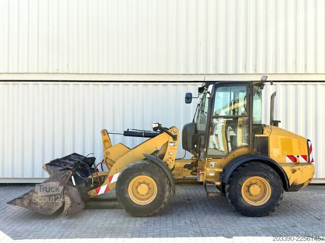 Pyöräkuormaaja CATERPILLAR 908M / 2015 BJ / 7.656 H / Schaufel + Gabel