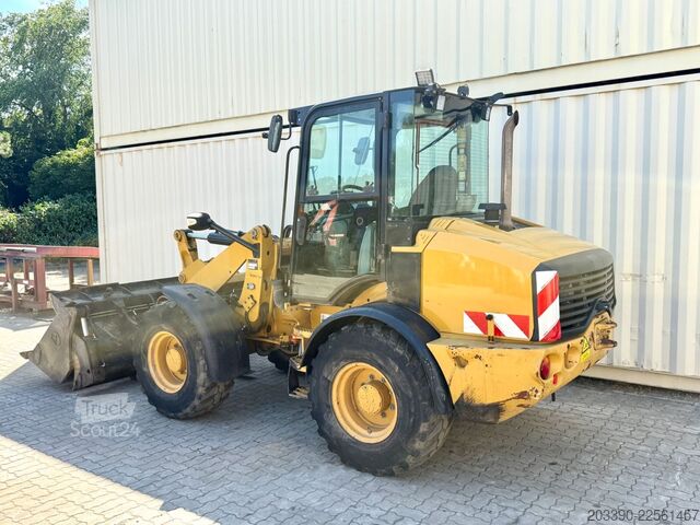 Pyöräkuormaaja CATERPILLAR 908M / 2015 BJ / 7.656 H / Schaufel + Gabel
