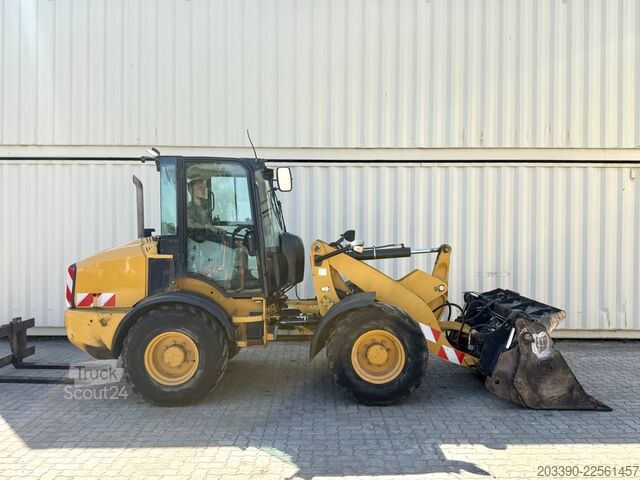 Pyöräkuormaaja CATERPILLAR 908M / 2015 BJ / 7.656 H / Schaufel + Gabel