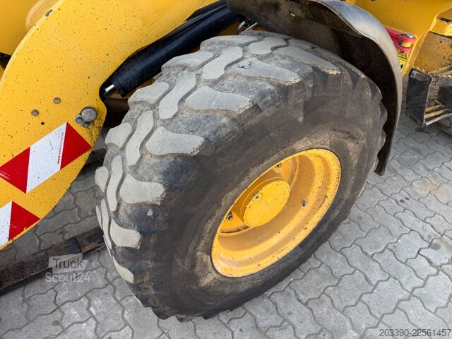 Pyöräkuormaaja CATERPILLAR 908M / 2015 BJ / 7.656 H / Schaufel + Gabel