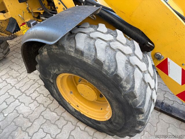 Pyöräkuormaaja CATERPILLAR 908M / 2015 BJ / 7.656 H / Schaufel + Gabel