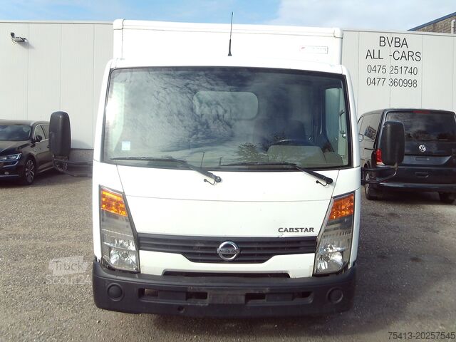 Camion-caisse Nissan CAPSTAR