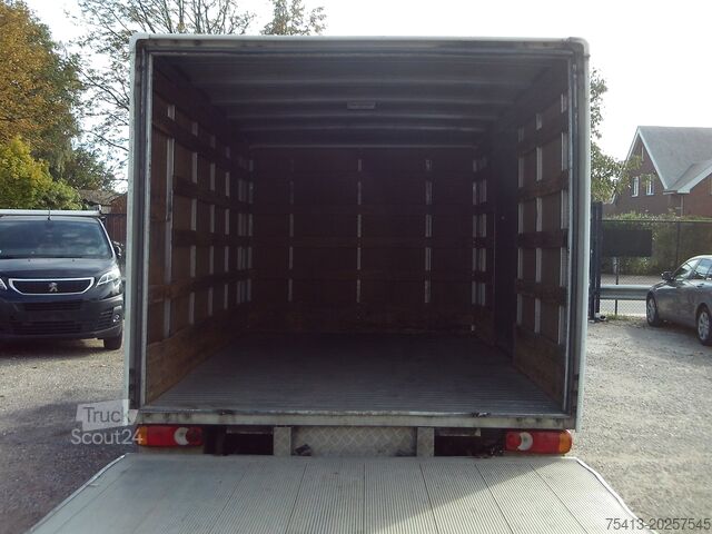 Camion-caisse Nissan CAPSTAR